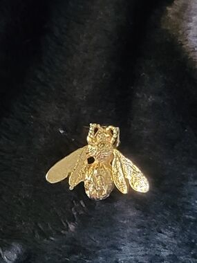 Gold Bee Brooch Pin - Textured Insect Accent small